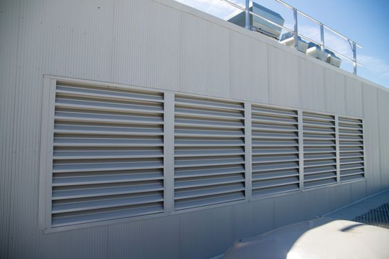 cách âm phòng máy phát điện công nghiệp tường tiêu âm louver giảm ồn Minh Thành Power 2026