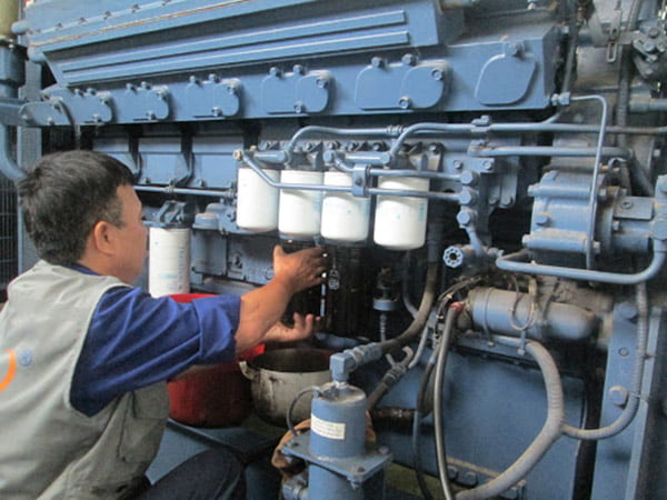 giảng viên kỹ sư Minh Thành Power đào tạo vận hành máy phát điện thực hành pre-start checklist
