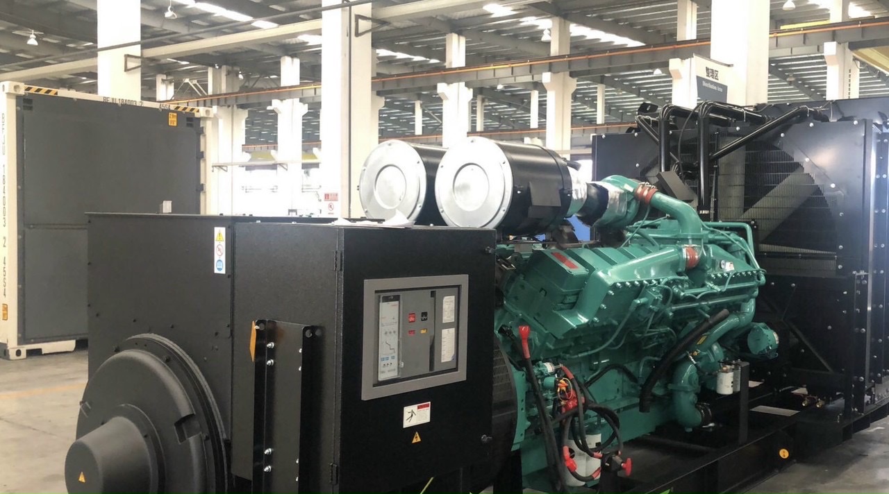 kỹ thuật viên bảo trì máy phát điện Cummins Perkins tại nhà máy TP.HCM Minh Thành Power